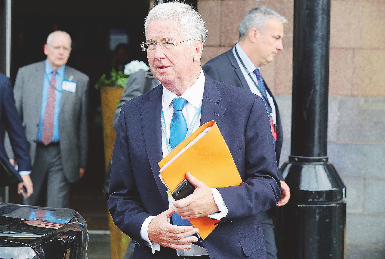 Copertina di Il Sir che mise il piede in Fallon: cade la prima testa della May