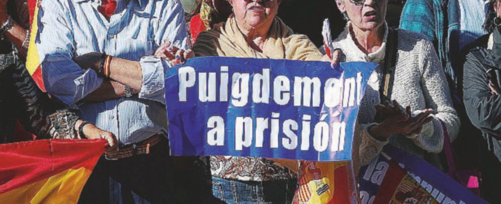 In prigione - Manifestanti spagnoli chiedono l’arresto del presidente catalano - LaPresse Puigdemont triste, solitario y final: resta in Belgio senza tribunale né potere