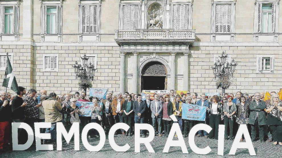 Resistenza democratica. Manifestazione davanti al Palazzo  del governo di Barcellona . LaPresse