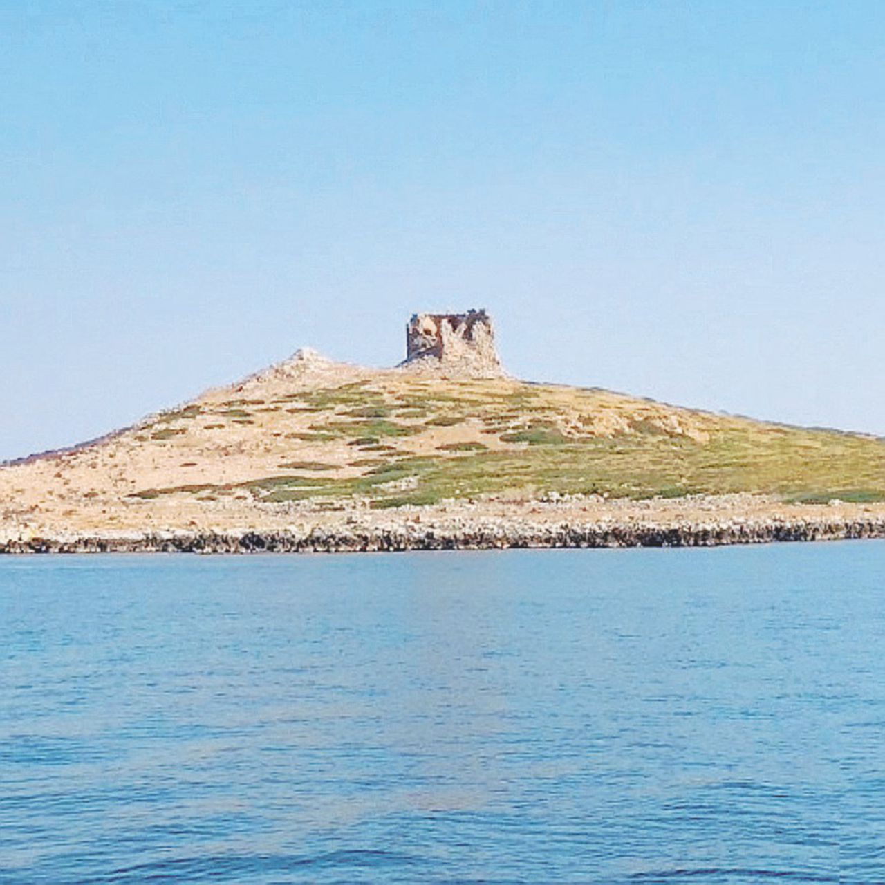 Copertina di A ognuno la sua isola: in svendita l’Italia dei paradisi del mare