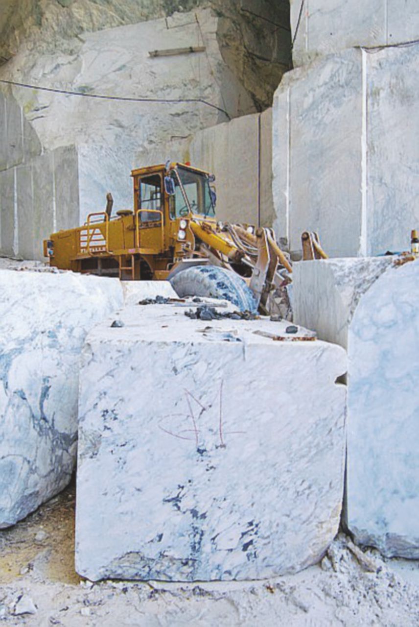 Copertina di Carrara, vacilla il direttore dell’accademia