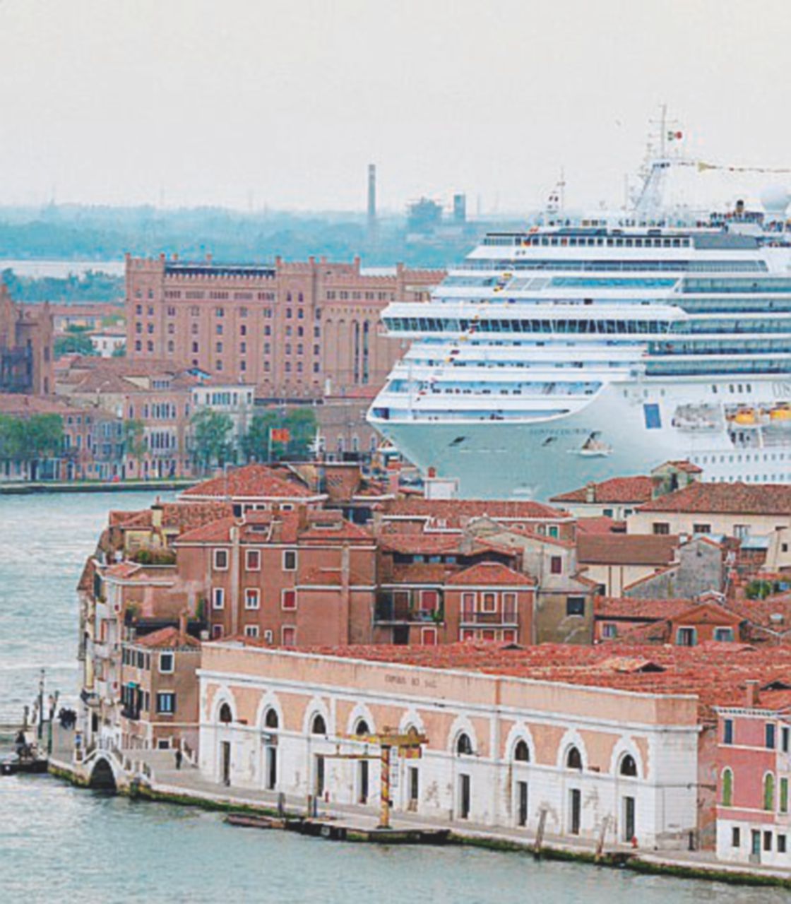 Copertina di Mostri in laguna, Delrio annuncia: “Stop grandi navi”. Ma fra tre anni