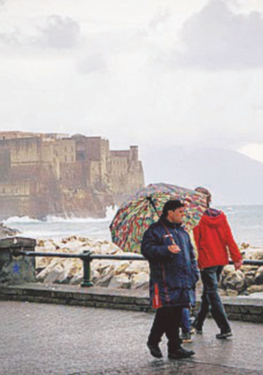 Copertina di Campania, maltempo e frane: scuole chiuse e rischio di sgomberi