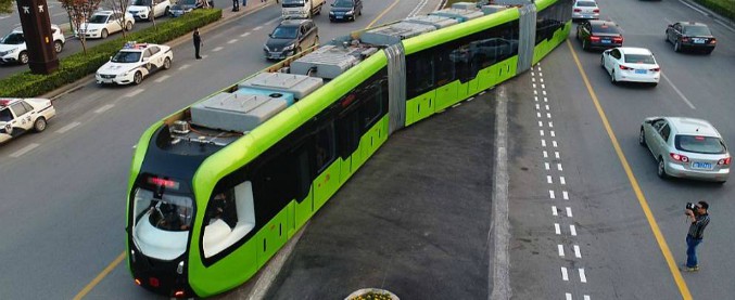 Cina, partiti i test del tram elettrico senza rotaie che segue la vernice sull’asfalto- VIDEO