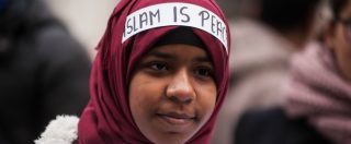 Copertina di Brexit, i britannici si scoprono più razzisti: “Dopo il voto +475% di atti islamofobici”. E le minacce passano dal web alla strada