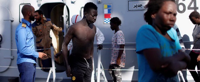 Migranti, nuovo naufragio: 5 morti e un disperso. Libia: ‘Sea Watch ha ostacolato salvataggi’. Ong: ‘Picchiavano i superstiti’