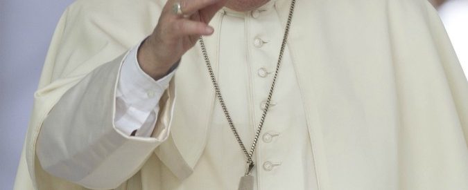 Papa Francesco, i fedeli provano a baciargli la mano ma lui la ritrae. E il video diventa virale