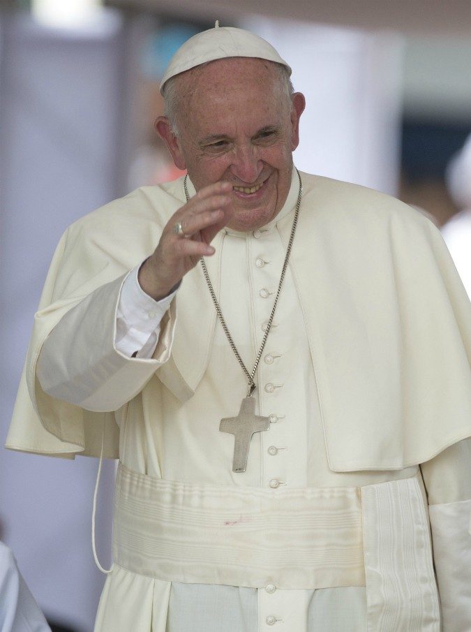 Papa Francesco, i fedeli provano a baciargli la mano ma lui la ritrae. E il video diventa virale