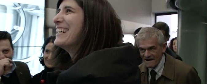 Copertina di “Chiara, c’è il fasciatoio”, il siparetto Chiamparino-Appendino alla presentazione dei nuovi treni
