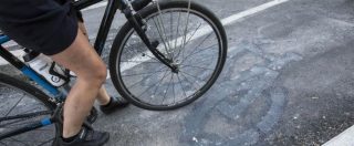 Copertina di Biciclette, a Bologna multe a chi pedala sotto i portici o contromano. Protestano i ciclisti: “Non ci sono alternative”