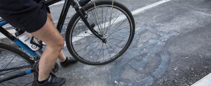 Biciclette, a Bologna multe a chi pedala sotto i portici o contromano. Protestano i ciclisti: “Non ci sono alternative”