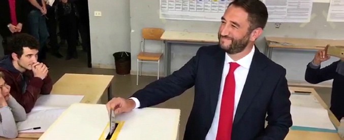 Copertina di Elezioni Sicilia, Cancelleri (M5s) al seggio nella sua vecchia scuola: “L’attesa? Guarderò il film V per vendetta”