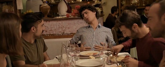 Copertina di “Vado un attimo in bagno”, ecco il vero significato di questa frase. Lo spiega, a modo suo, Casa Surace