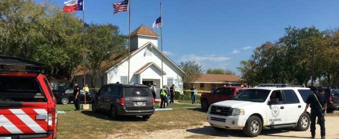 Usa, sparatoria in una chiesa in Texas. Media locali: “Si temono almeno 27 morti. Ucciso l’assalitore”