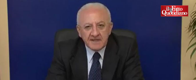 Copertina di De Luca show contro Di Maio: “Luigino? Chierichetto miracolato. M5s? Truffatori politici e mentitori”. E attacca Rosy Bindi