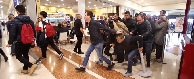 Copertina di iPhone X, partita la vendita anche in Italia. Ressa negli store e commessi come mandriani: “Dietro, dietro: senza urlare”