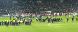 Copertina di Calcio, caos nel match Lione-Saint Etienne: l’attaccante provoca e i tifosi invadono il campo. Partita sospesa