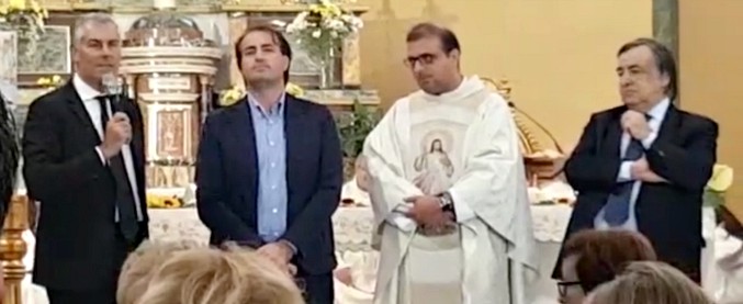 Copertina di Sicilia, Micari parla in Chiesa microfonato dal parroco. Orlando: “Polemiche? Solo una comunicazione”