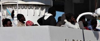 Copertina di Migranti, a Reggio Calabria nave con 764 persone. A bordo anche 8 cadaveri, la volontaria: “È il flop della cura Minniti”
