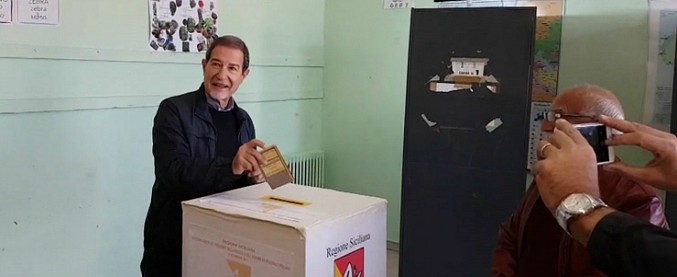 Copertina di Elezioni Sicilia, Musumeci arriva al seggio: “Che Dio ci aiuti”