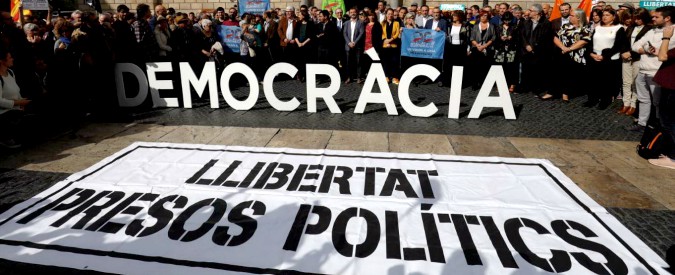 Catalogna, in cella 8 membri del Govern. ‘Mandato di cattura Ue per Puigdemont’. Migliaia in piazza. Leader: ‘State calmi’