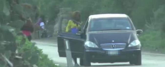 Copertina di Dai barconi al marciapiede, trafficanti africani adescavano ragazze con riti Ju-ju. Costrette a prostituirsi per ripagare ‘debito’ da 35mila euro