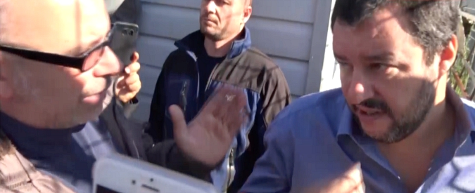 Copertina di Salvini a Roma visita il campo rom. Tra frecciate alla Raggi e battibecchi con i residenti: “Non votatemi”