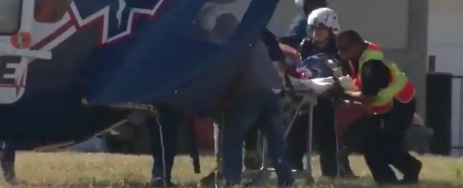 Copertina di Texas, i soccorsi sul luogo della sparatoria. Un ferito viene caricato su un elicottero