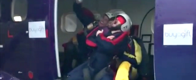 Copertina di Paura di volare? Terrorizzato (e bendato) si prepara al primo lancio col paracadute. L’atterraggio è indimenticabile