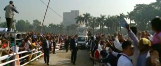 Copertina di Papa Francesco rischia di essere investito da un traliccio a Dacca. La folla spinge e la gente cade: papamobile costretta a fermarsi