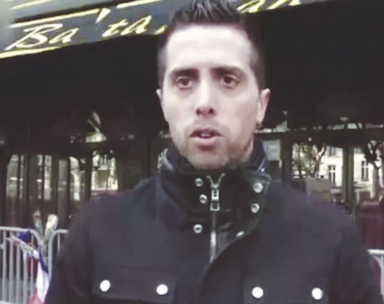 Intervistato più volte - Cédric Rey dinanzi al Bataclan ripreso dalla tv Bataclan, l’ultimo dei mohicani era solo un impostore
