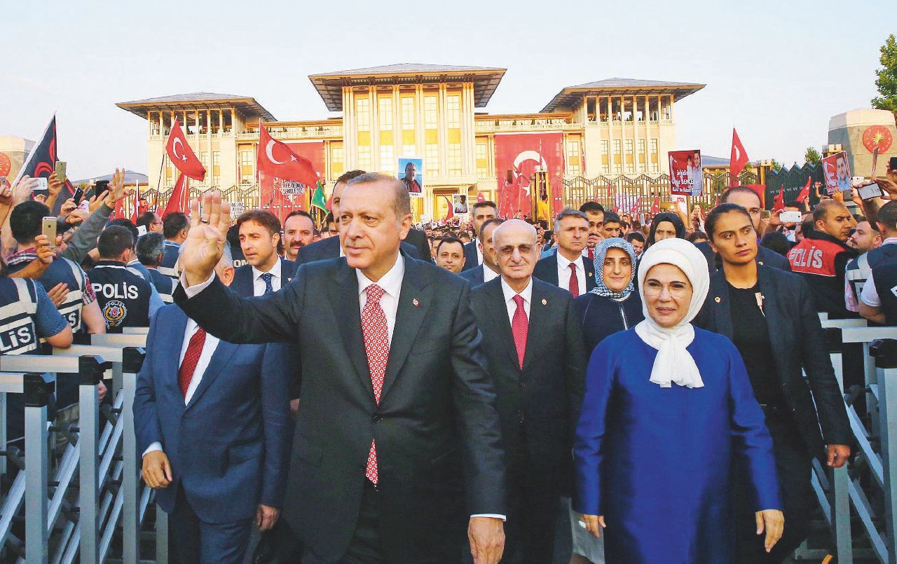 Acclamato - Il presidente Erdogan all’anniversario del fallito colpo di Stato del luglio 2016 - Ansa L’Isola di Man, paradiso (fiscale) del Sultano