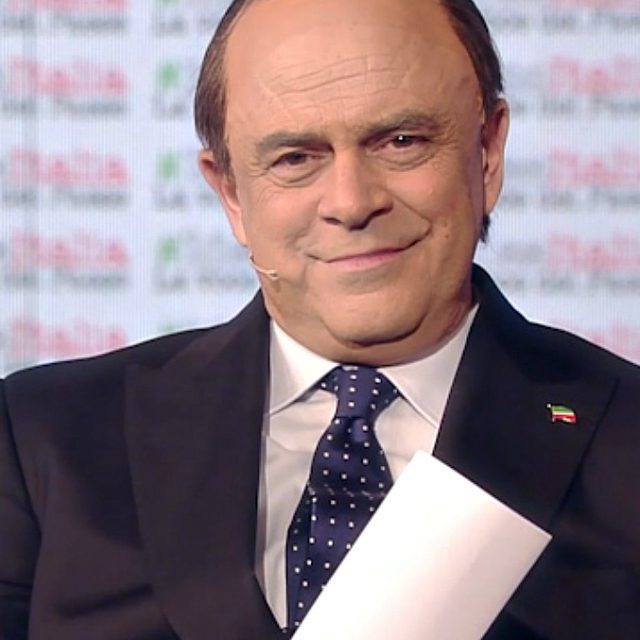 Crozza o Berlusconi? Le promesse elettorali del comico sembrano le originali: “Via l’iva sulla sabbietta dei gatti”