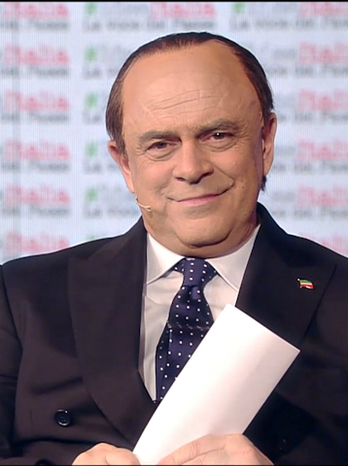 Copertina di Crozza o Berlusconi? Le promesse elettorali del comico sembrano le originali: “Via l’iva sulla sabbietta dei gatti”