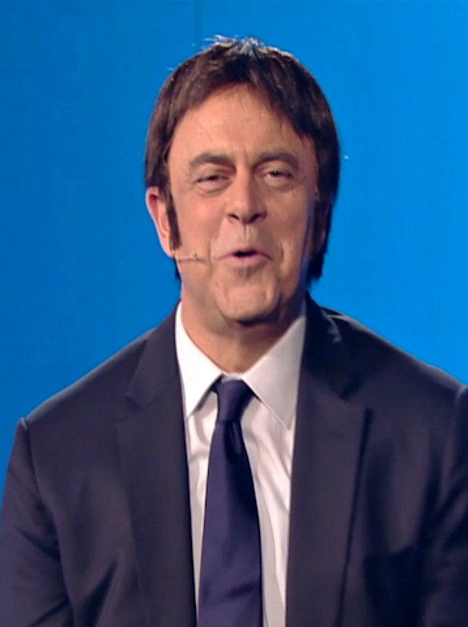 Copertina di Crozza nei panni di Alessandro Di Battista: “Cosa ho fatto quando ho saputo di aspettare un figlio? Ho chiamato la Rizzoli”