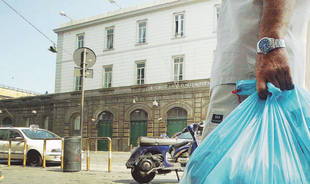 Il carcere di Poggioreale a Napoli - Ansa Cella Zero, anche un disabile scaraventato contro il muro