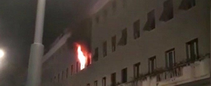 Copertina di Pescara, appartamento in fiamme per un corto circuito delle luci di Natale