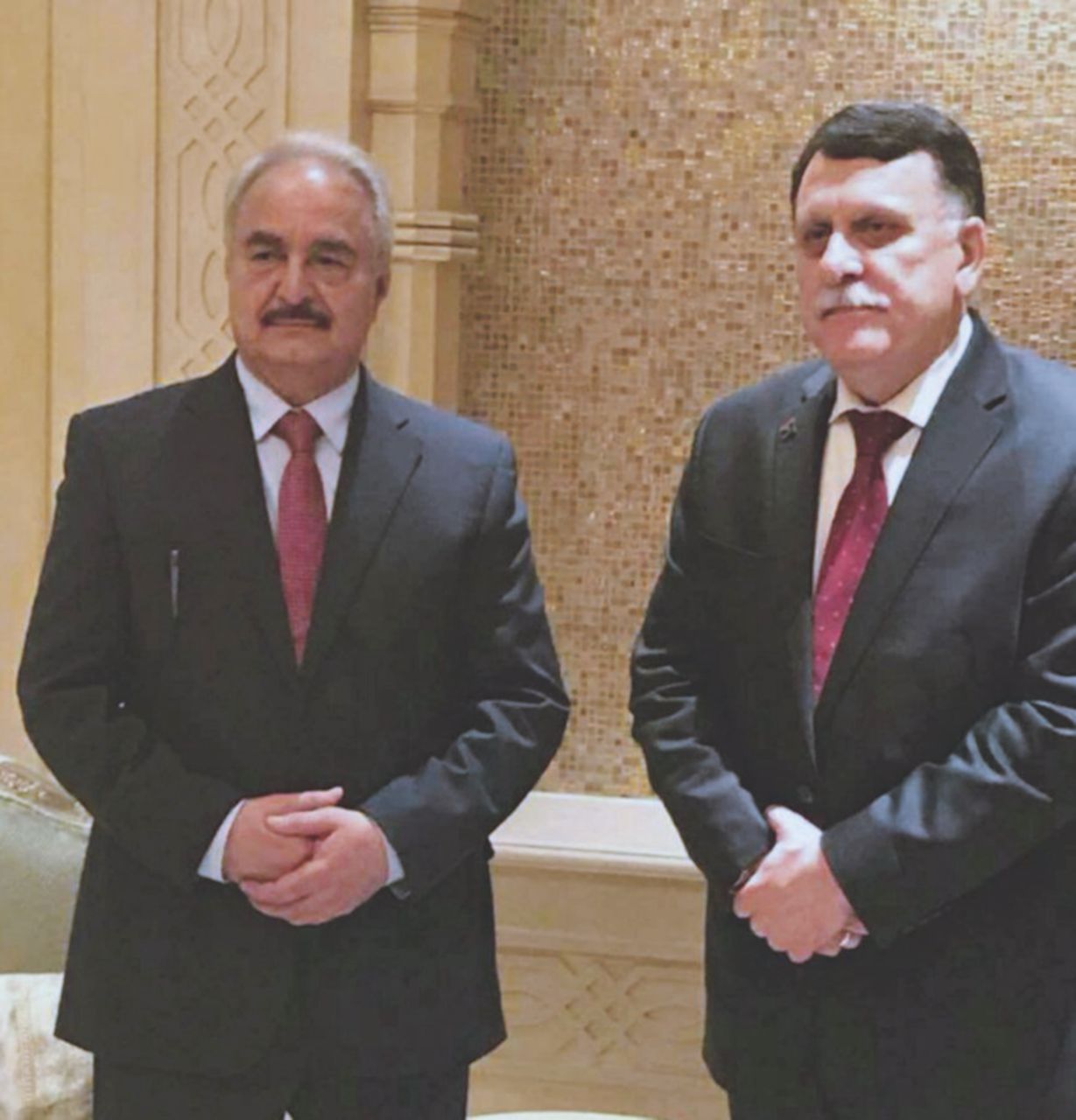 Avversari - Il generale Khalifa Haftar e il premier al Sarraj - Ansa Pasticcio Libia, ora è Haftar a sostenere il piano Onu