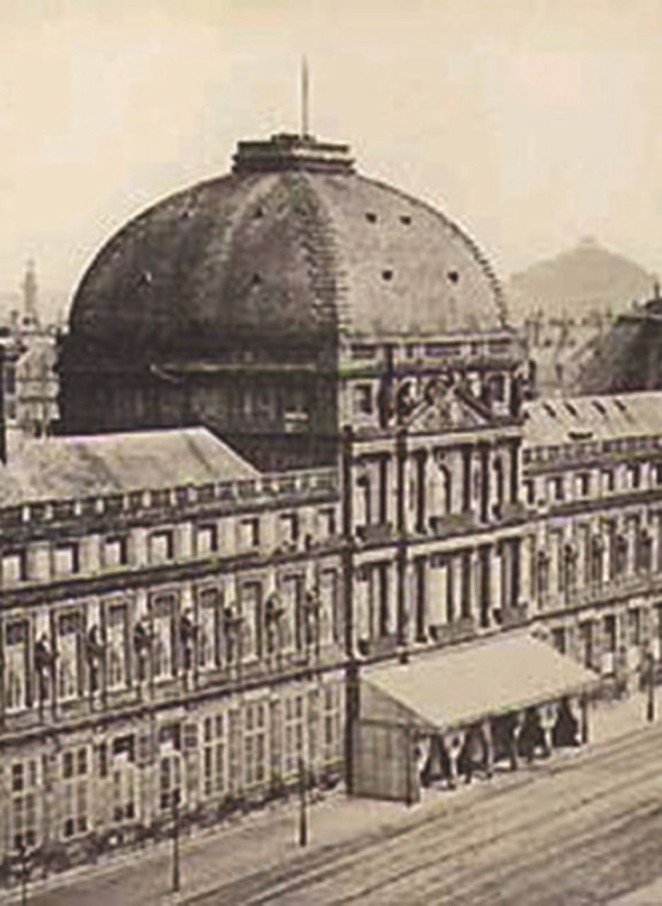 Quei diavoli dei comunardi incendiano anche il Louvre Quei diavoli dei comunardi incendiano anche il Louvre