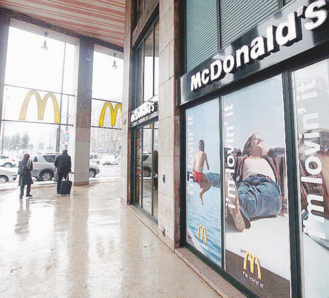 McDonald, botte e coltellate al vigilante