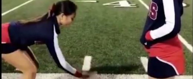 Copertina di La sfida è camminare nel vuoto, ci riesce solo lei. Ma come diavolo fa? E il fenomeno diventa virale