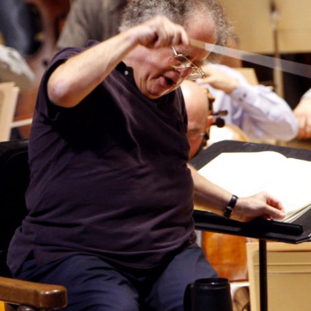 Molestie sessuali, il Metropolitan Opera di New York sospende il direttore d’orchestra James Levine: “Abusi su minorenni”