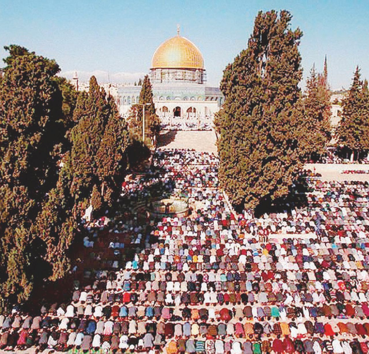 Luogo sacro - Musulmani in preghiera a Gerusalemme Est - Ansa Gerusalemme “capitale”. Hamas promette Intifada