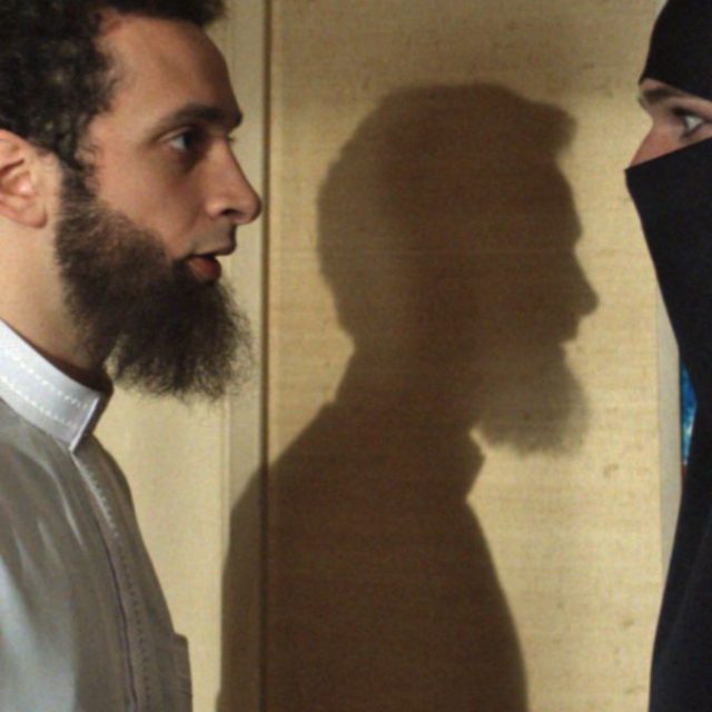 Due sotto il burqa, A qualcuno piace caldo incontra l’estremismo religioso