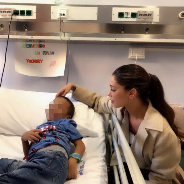 Belen Rodriguez in visita all’ospedale pediatrico Gaslini di Genova: “Un incontro che ha portato allegria e sollievo a molte famiglie”