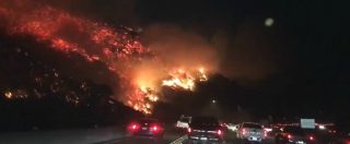Copertina di Los Angeles, le fiamme lambiscono la città: evacuati 150mila residenti