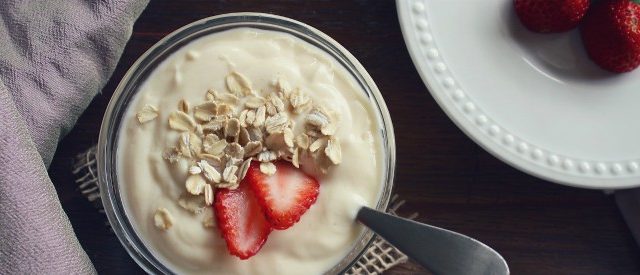 Yogurt, un finto latticino. Ecco come scegliere quello più sano