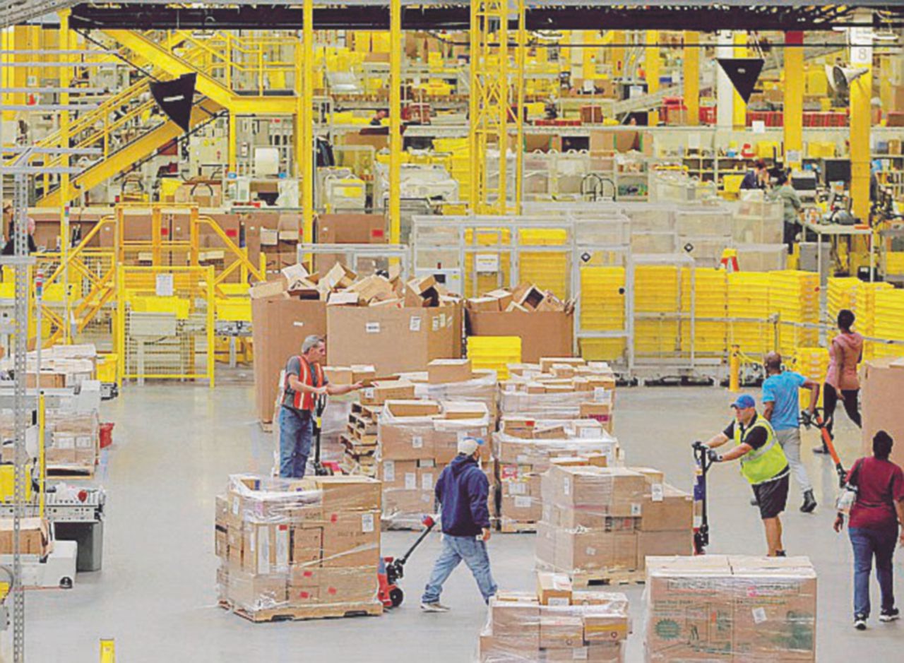 Magazzini virtuali - Guai per Amazon dall’Agcom per il servizio consegna pacchi - LaPresse Agcom: Amazon fa servizio postale. Dovrà adeguare i contratti di lavoro