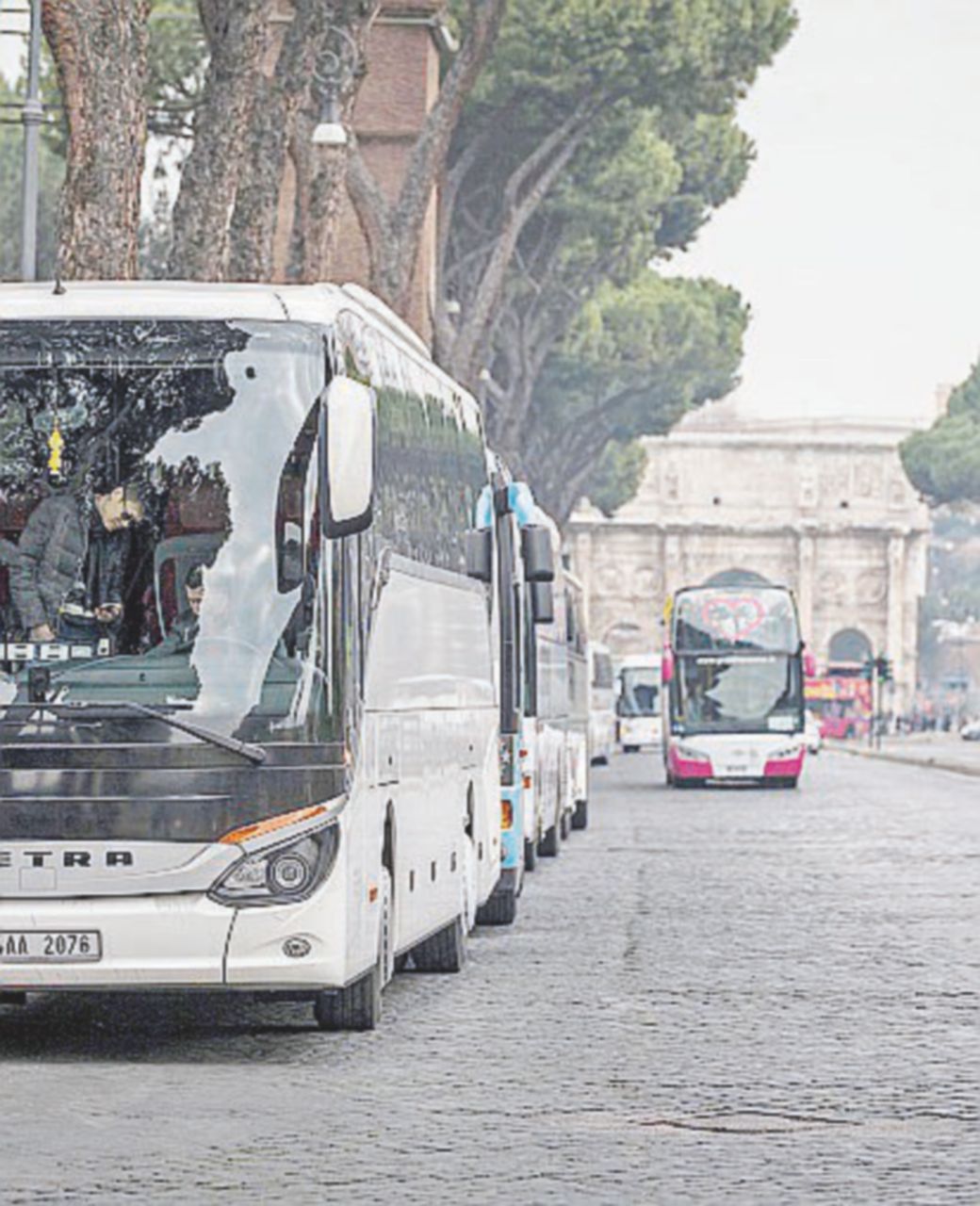 Autobus turistici bloccano la città: “No al divieto di accesso in centro” Autobus turistici bloccano la città: “No al divieto di accesso in centro”