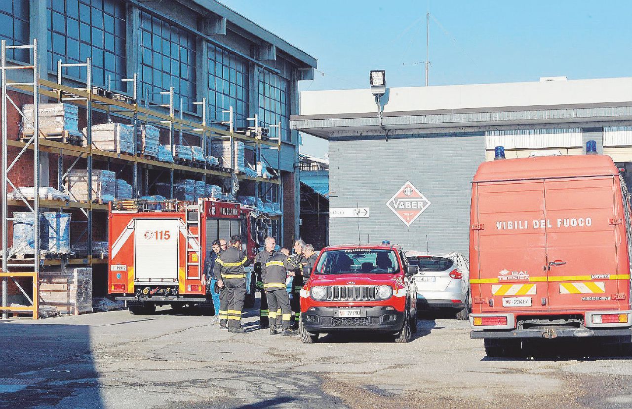 I vigili del fuoco all'interno della fabbrica Vaber di strada San Mauro a Torino dopo il grave incidente - Ansa Strage alla Thyssen, un pessimo decennale: un nuovo incidente in un’azienda chimica